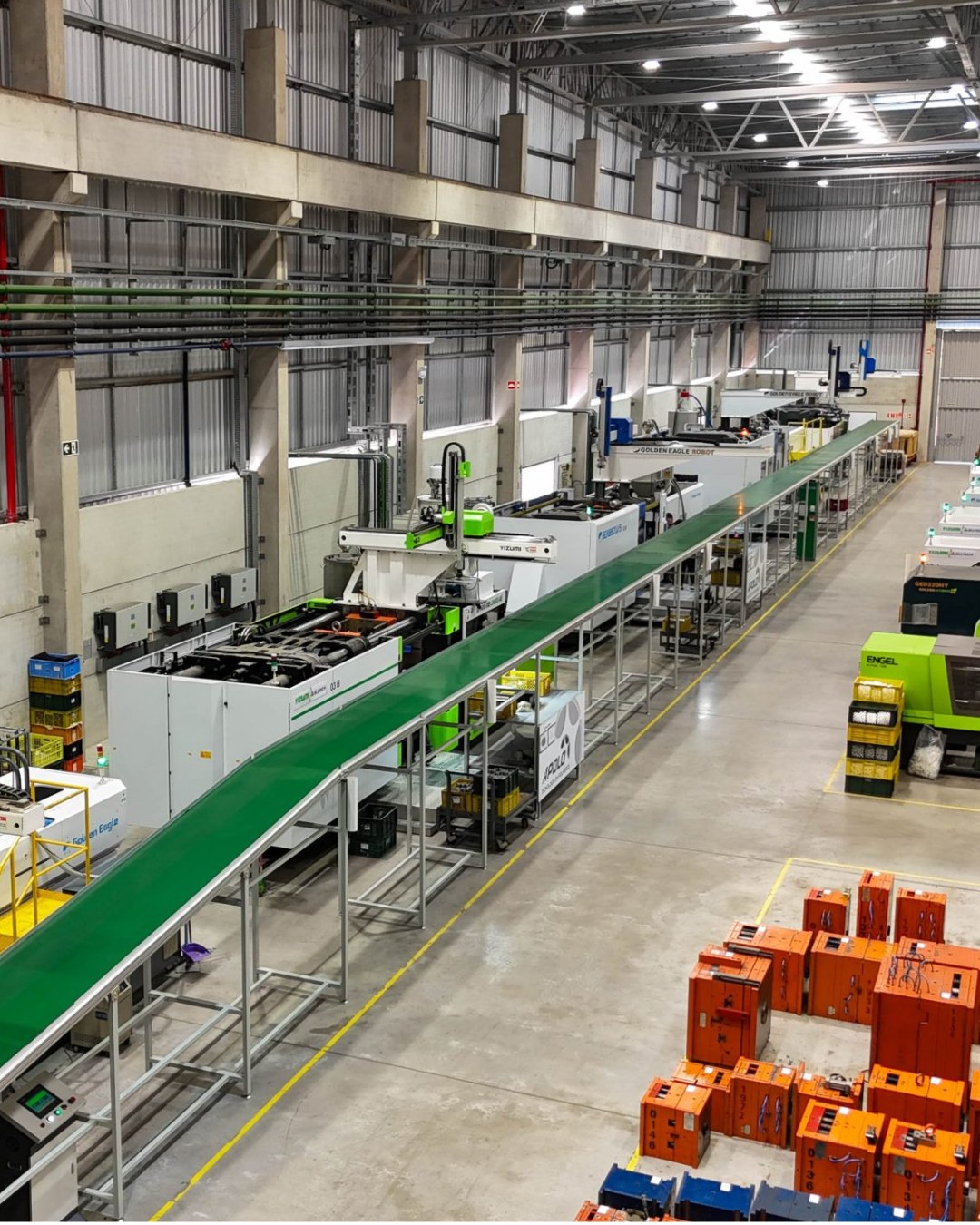 Interior de indústria com linha de produção e maquinário