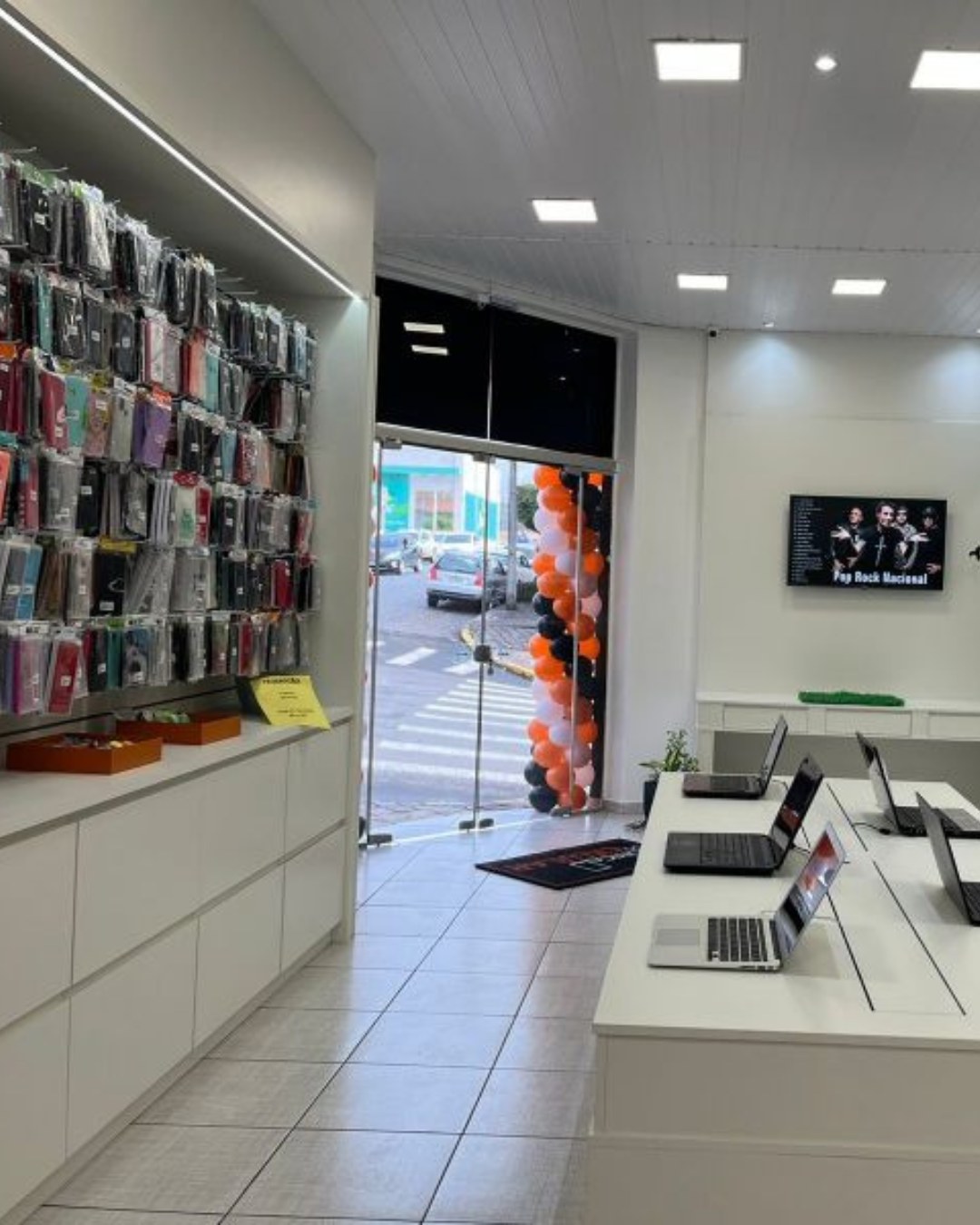 Interior de loja com balcão de atendimento e produtos expostos